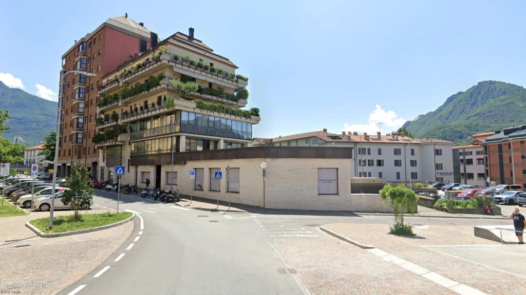 Spacious, central commercial space with high visibility