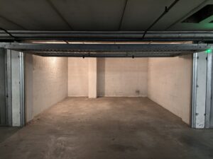 Garages of various sizes in a central and strategic location