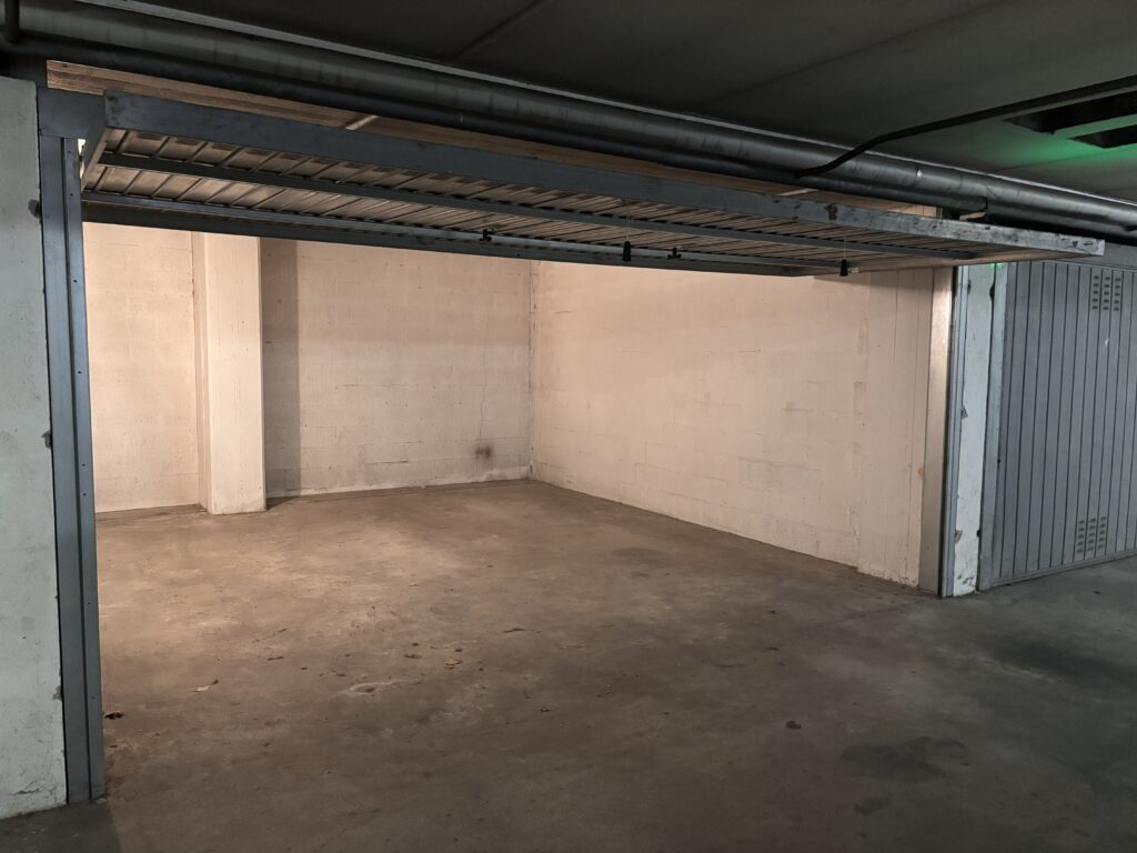 Garages of various sizes in a central and strategic location